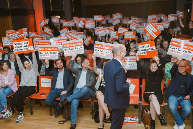 Im Rahmen der außerordentlichen Bezirkskonferenz wurden die Ergebnisse der Mitglieder-Direktwahl präsentiert. Mit 95,5 Prozent Zuspruch als Bürgermeisterkandidat und Parteivorsitzender ist der Rückhalt innerhalb der Partei für den geschäftsführenden Vizebürgermeister Dietmar "Didi" Prammer hoch. | Foto: Markus Schneeberger