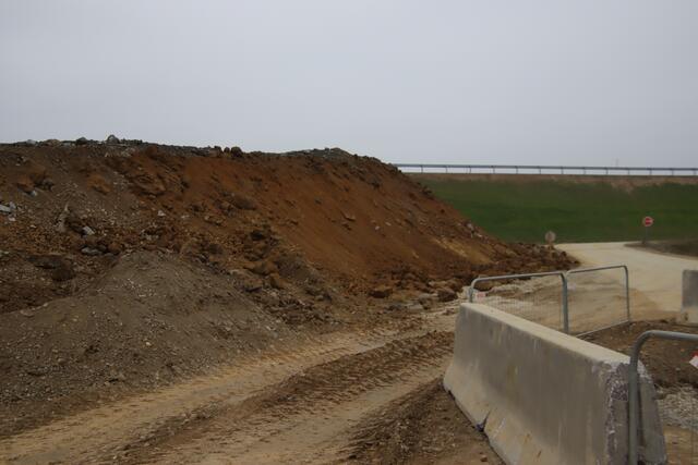 Die letzten Aufschüttungen finden vor der Staatsgrenze statt. | Foto: Martin Wurglits
