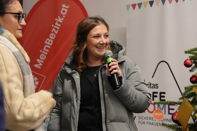 Patricia Dürager von der Caritas erklärte den Besuchern, wie der Wunschbaum funktioniert. | Foto: Stefan Schubert