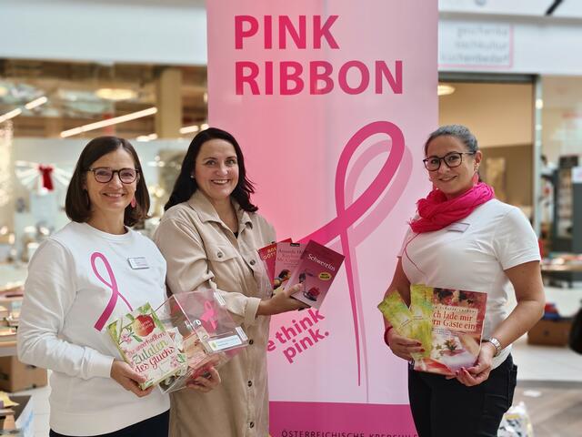 Die Vertreterinnen der Krebshilfe Burgenland freuen sich gemeinsam mit Zentrumsleitung Doris Serdar (Mitte) über zahlreiche Spenden. 