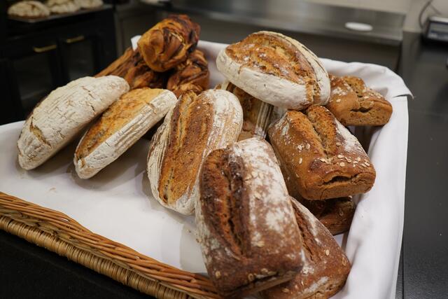 Das hausgemachte Brotangebot kann bestellt und abgeholt werden   | Foto: Andrea Glatzer