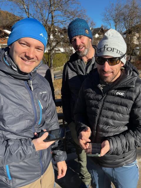 von links Geschäftsführer des TFV, Schähle Zacharias mit den lokalen Aufsichtsfischer, Stockhammer Anton und Pfurtscheller Norbert beim Testen der App in Neustift  | Foto: Fischereiverein Neustift