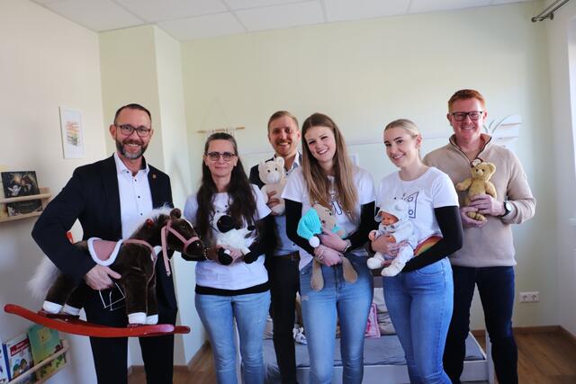 Bgm. Stefan Helmreich und die beiden Vzbgm. Jürgen Hübler (re) und Michael Wippel freuen sich mit Kinderbetreuerin Dagmar Farkas und den Elementarpädagoginnen Julia Adam und Iris Schmölzer über den neuen Kindergarten in Lieboch. | Foto: Edith Ertl