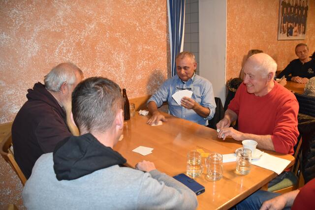 In der Sportplatzkantine in Mischendorf wurde geschnapst. | Foto: Michael Strini