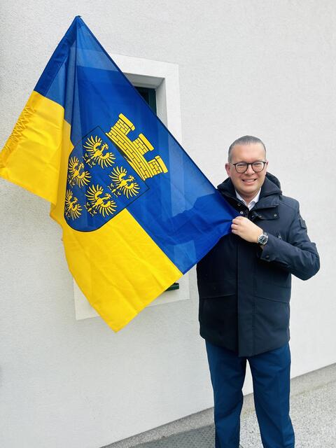 ÖVP-Landesgeschäftsführer Matthias Zauner hisste die blau-gelbe Fahne zum Landesfeiertag | Foto: VPNÖ
