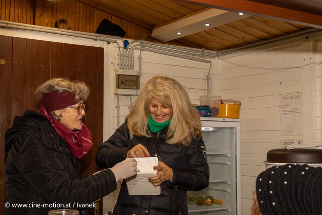 Waltraud und Angela unterstützen bei Getränke- und Essensausgabe. | Foto: www.cine-motion.at / Ivanek