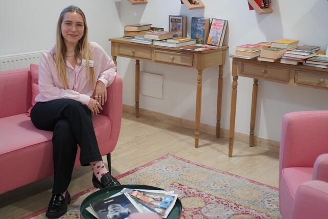 Marketeer Linda Kay-Winkler führte durchs Haus und informiete über diverse Angebote des Kurhauses | Foto: Andrea Glatzer