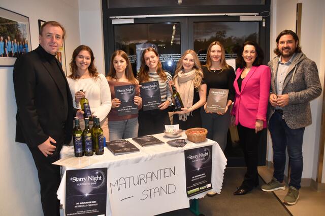 Christian Drobits, Direktorin Ingrid Weltler-Müller und Bürgermeister Hans Unger besuchten auch den "Maturantenstand". | Foto: Michael Strini