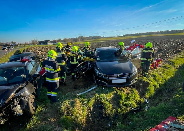 Durch die große Wucht wurden beide Fahrzeuge in einen Acker geschleudert. | Foto: FF Mooskirchen