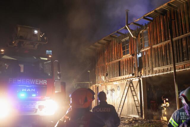 Der Stadl wurde bei dem Brand am Samstagabend schwer beschädigt. | Foto: laumat/Matthias Lauber