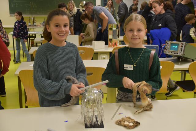Valentina und Nora experimentierten mit Anziehungskräften. | Foto: Michael Strini