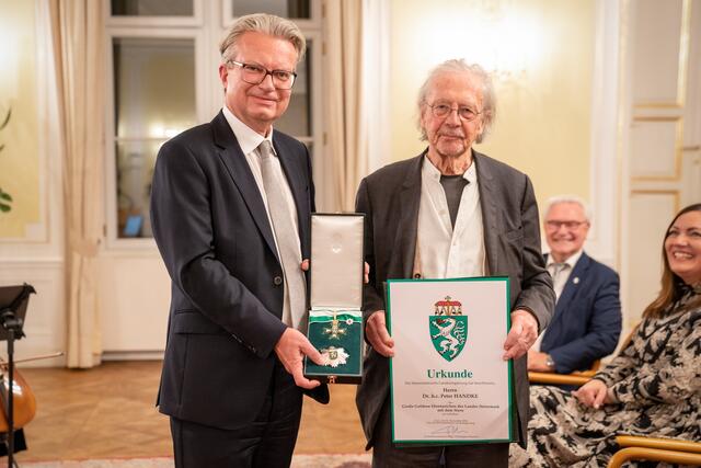 LH Christopher Drexler (l.) überreichte Peter Handke (r.) das Große Goldene Ehrenzeichen des Landes Steiermark mit dem Stern. | Foto: Land Steiermark/Robert Binder