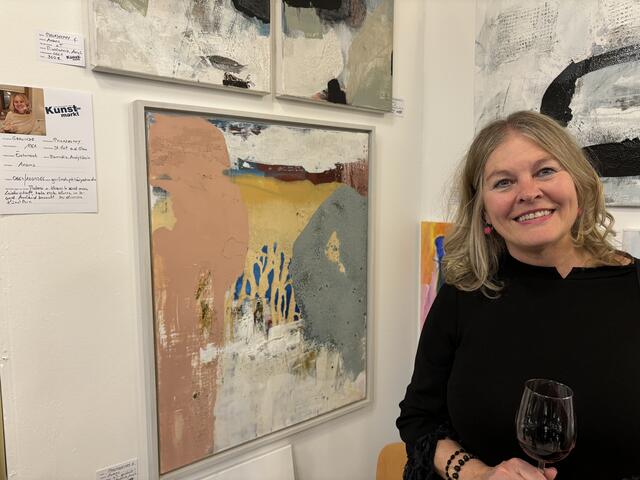 Künstlerin Gerlinde Philadelphy aus Axams zeigte ihre abstrakten Bilder.