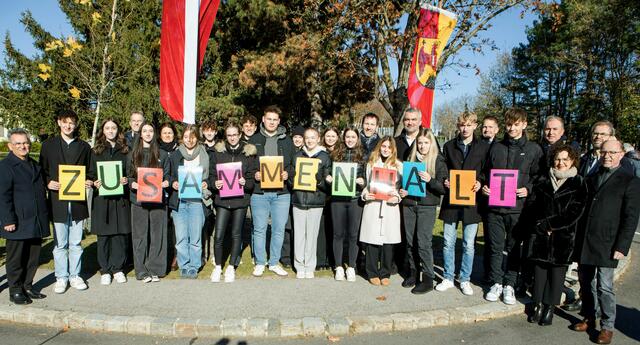 Alle Ehrengäste mit Schülerinnen und Schülern der Klasse 7C des BG/BRG/BORG Oberpullendorf, die sich mit dem Thema auseinandersetzen und auf den Zusammenhalt der Menschen aufmerksam machten. | Foto: Landesmedienservice