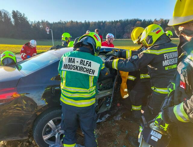 Mittels hydraulischem Gerät wurde eine Lenkerin geborgen. | Foto: FF Mooskirchen