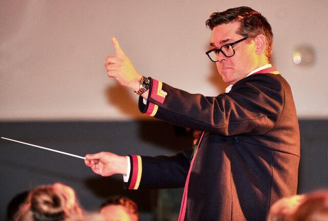 Toni Millner kam, sah, dirigierte und inszenierte mit der Musikkapelle Völs ein spekatkuläres Herbstkonzert.