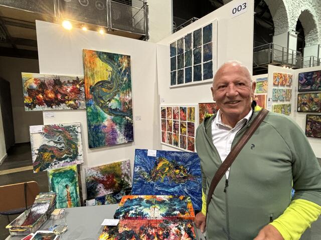 Der Wattener Künstler Reinhard Schätzer zeigte seine bunten Arbeiten.