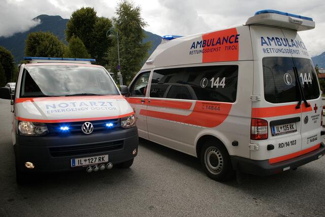 Einsatzkräfte vor Ort – Rettung und Polizei sichern die Unfallstelle und versorgen die Verletzten. | Foto: RK/Hörmann / Symbolbild
