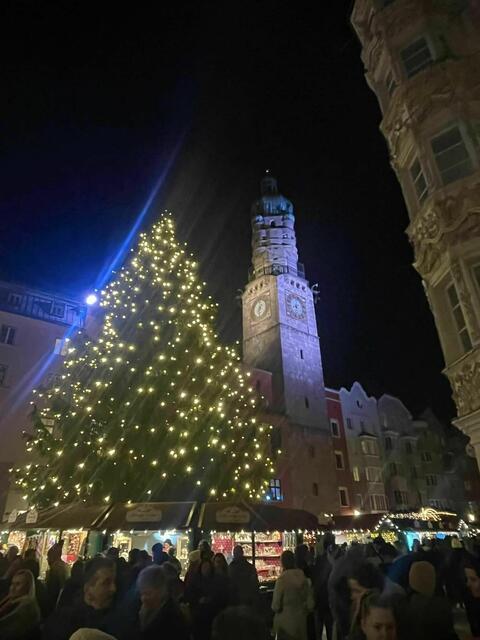 Der Weihnachtsbaum in der Altstadt aus einem anderen Blickwinkel. | Foto: MeinBezirk