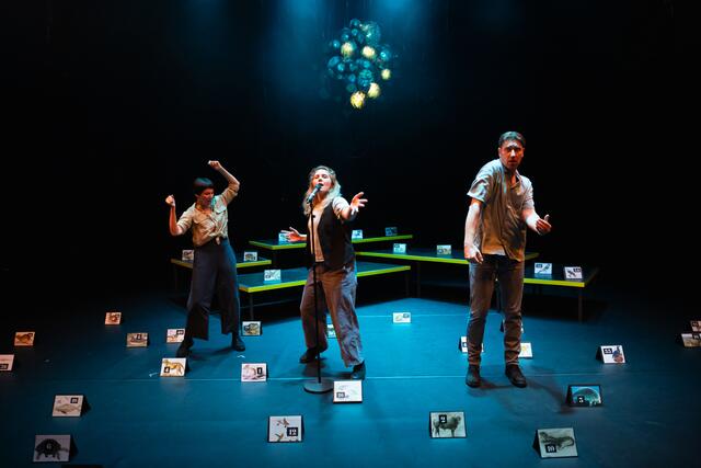 Bewegende Performance mit Sterbebildern: Elke Hartmann,  Alica Sysoeva und Peter Schorn erheben ihre Stimme für die von uns Menschen unwiederbringlich ausgerotteten Tiere.  | Foto: Daniel Jarosch