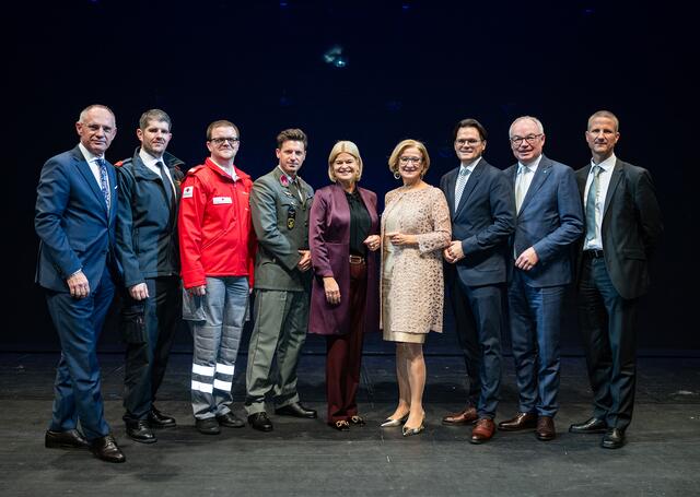 Innenminister Gerhard Karner, Christoph Firlinger, Kommandant Freiwillige Feuerwehr Hadersdorf/Kamp, Michael Wölfl, Kriseninterventionsteam Rotes Kreuz, Florian Aigner, Black Hawk Einsatzpilot, Verteidigungsministerin Klaudia Tanner, Landeshauptfrau Johanna Mikl-Leitner, Bernhard Heinl, Bürgermeister Michelhausen, LH-Stellvertreter Stephan Pernkopf, Stefan Kreuzer, Leiter des behördlichen Landesführungsstabs. | Foto: NLK Pfeffer