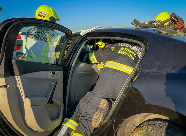 Eine Lenkerin befand sich beim Eintreffen der Einsatzkräfte noch im Pkw. | Foto: FF Mooskirchen