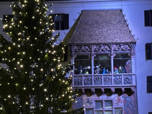 Der Christbaum in der Altstadt vor dem Goldenen Dachl leuchtet. | Foto: MeinBezirk