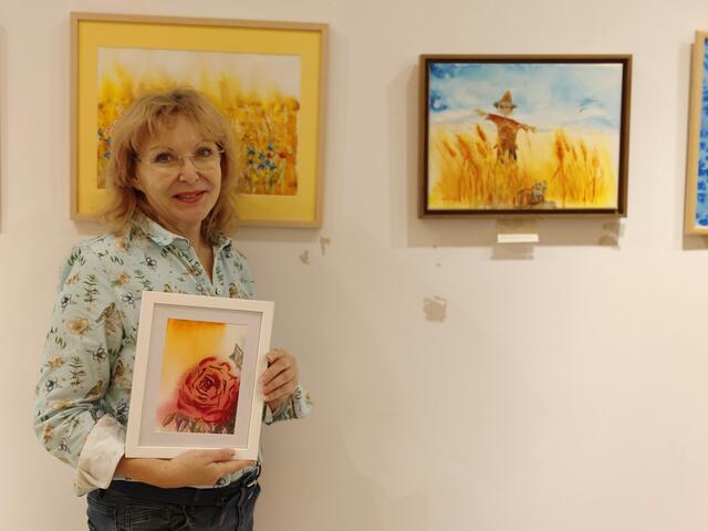 Die Malerin Vera Patek bereicherte den Flohmarkt mit der Ausstellung einiger ihrer Bilder. 