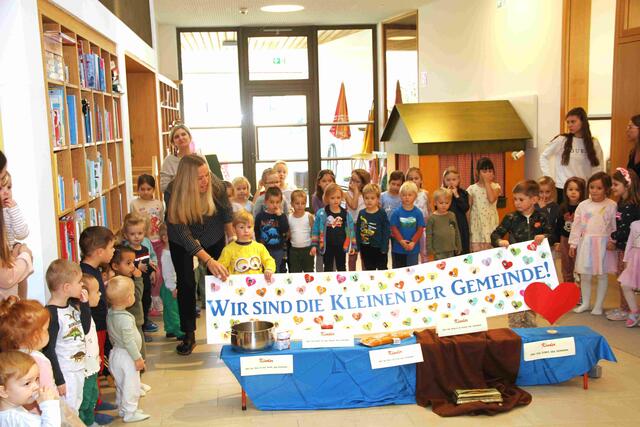 Mit dem Lied: "Wir sind die Kleinen in der Gemeinde - und ohne uns geht nichts" -  begrüßten die Kindergartenkinder von Stadtschlaining die Fest- und Ehrengäste zur Eröffnung des Kindergartenzubaus.  | Foto: Peter Seper