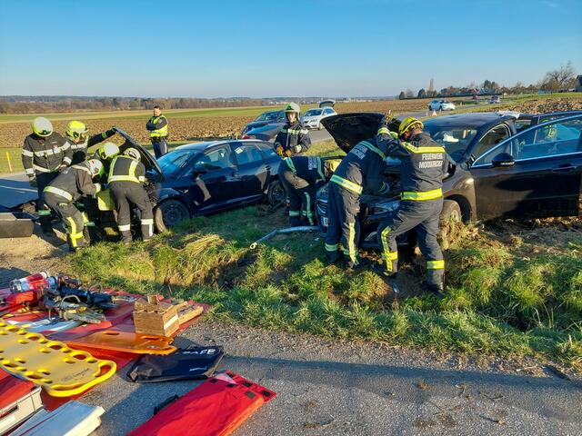 Beide Fahrzeuge wurden an der Kreuzung Gießenberg in einen Acker geschleudert. | Foto: FF Mooskirchen