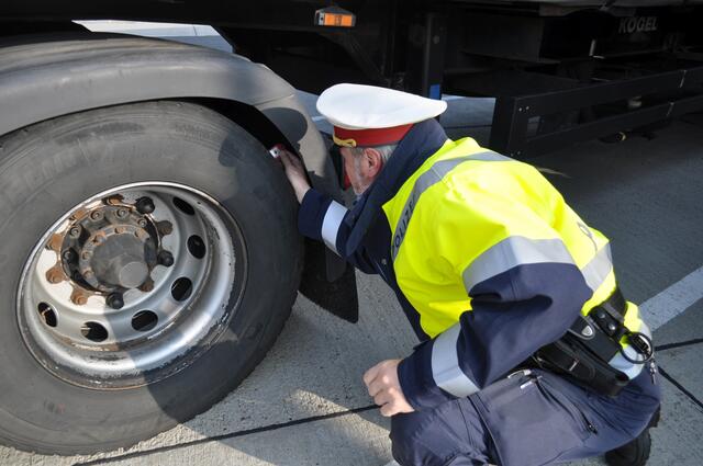 Schwerverkehrskontrolleinsatz der Bezirkspolizeikommandos Kufstein und Kitzbühel sowie der Landesverkehrsabteilung Tirol auf der B178 | Foto: ASFINAG (Symbolbild)