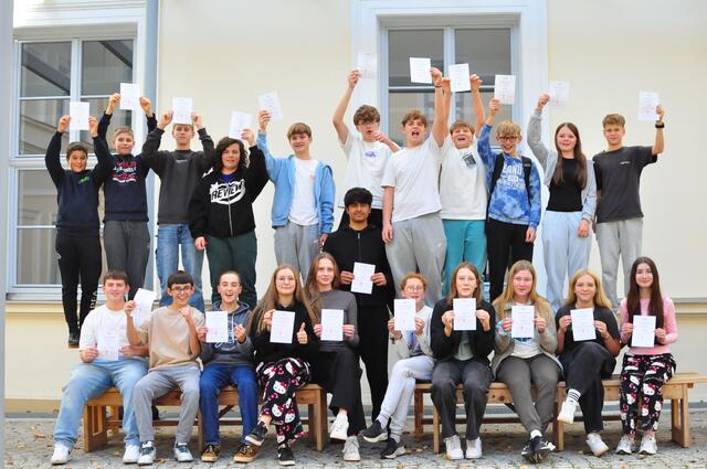 Stolz präsentieren die Schüler/innen das Erste Hilfe Diplom