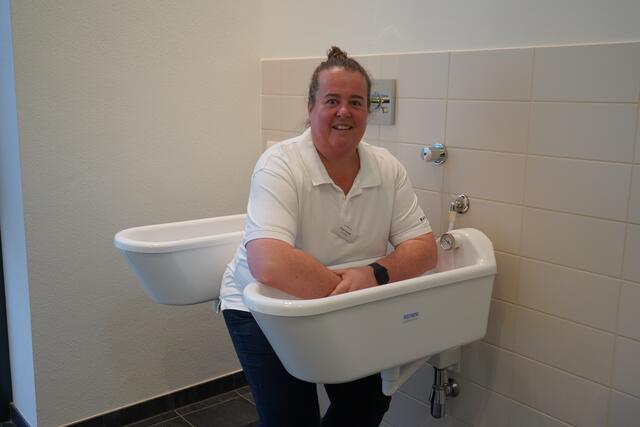 Therapeutin Birgit Stanley ist so freundlich und zeigt Beispiele der Wasseranwendungen nach Kneipp | Foto: Andrea Glatzer