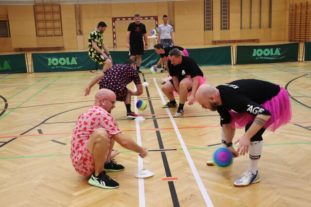 Wer beim Anpfiff schneller am Ball ist, hat die besseren Chancen. Hier duellieren sich Karl who und die frechen Früchtchen. | Foto: Edith Ertl