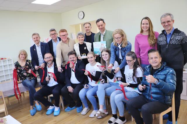 Bgm. Stefan Helmreich und seine Vize Jürgen Hübler und Michael Wippel eröffneten mit Kindergartenleiterin Waltraud Hösele und Mitarbeiterinnen, Gemeinderäten, NAbg. Ernst Gödl, LAbg. Udo Hebesberger und Diakon Wolfgang Garber den Kindergarten. | Foto: Edith Ertl