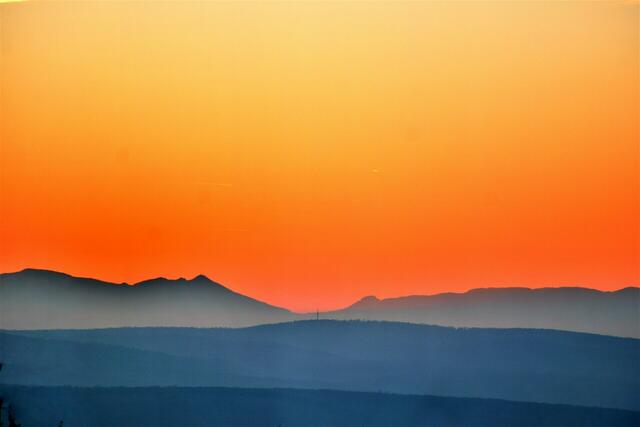 Blick über den Sonnenberg (höchster Gipfel im Leithagebirge, man sieht die Aussichtswarte) zum Semmering. | Foto: Rolf Majcen