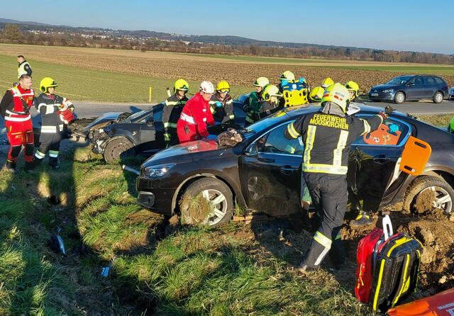 Die Einsatzkräfte mussten eine Autotür entfernen. | Foto: FF Mooskirchen
