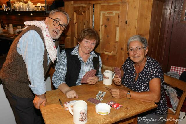 In Szene gesetzt: Ernst Graf als Heini, Maria Graf als Helga und Evi Kolnberger als Henriette. 