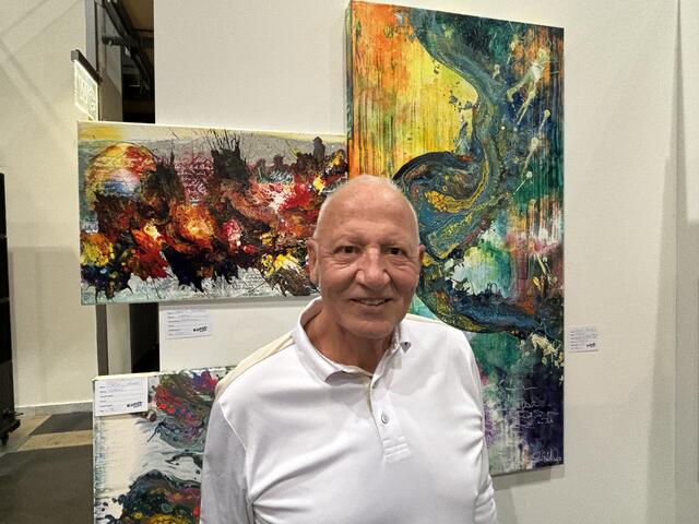 Der Wattener Künstler Reinhard Schätzer zeigte seine bunten Arbeiten.