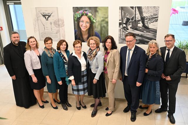Kaplan Manuel Sattelberger, Direktorin Michaela Bauer-Windischhofer, Direktorin a.D. Maria Edlinger, Direktorin a.D. Erika Stiermaier, Direktorin a.D. Annemarie Schmied, Bildungs-Landesrätin Christiane Teschl-Hofmeister, Abteilungsvorständin Erika Haidvogl, Abteilungsleiter Helmuth Sturm und Bezirkshauptmann Markus Peham im Foyer der neuen Schule  | Foto: Jürgen Mück 