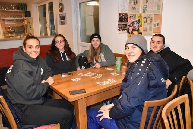 Auch die Spielerinnen hatten ihren Spaß beim Kartenspielen. | Foto: Michael Strini