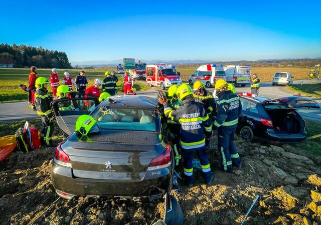 Feuerwehr, Polizei, Rettung und ein Bergeunternehmen waren am Samstag im Einsatz. | Foto: FF Mooskirchen