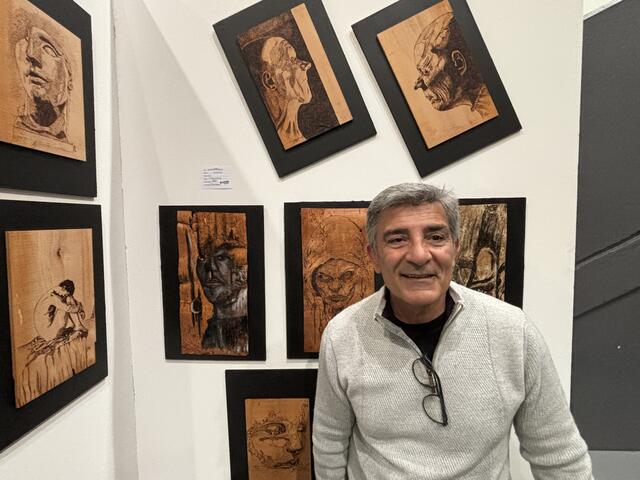 Künstler Giovanni Merola aus Innsbruck mit einer lässigen Brandtechnik.