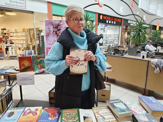 Friederike freut sich über neuen Lesestoff. 