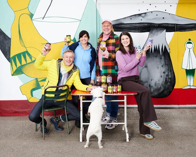 Bringen "Südobst" wieder ins Verkaufsregal (von links): Geschäftsführer Jürgen Hagenauer, Kathrin Klausz (Vertrieb), Geschäftsführer Stefan Schauer, Agnes Haider (Marketing). | Foto: Foto: Sabine Klimpt