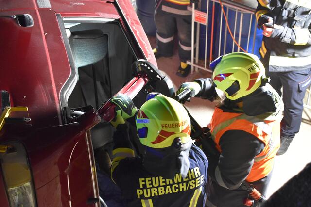 Die Feuerwehr Purbach musste bei der Übung mit schwerem Gerät ausrücken. 