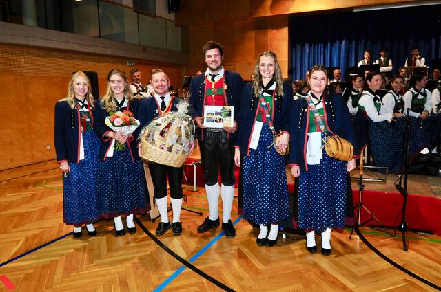 Der Kapellmeister a.D. durfte auch einige Präsente mit nach Hause nehmen. | Foto: Hassl