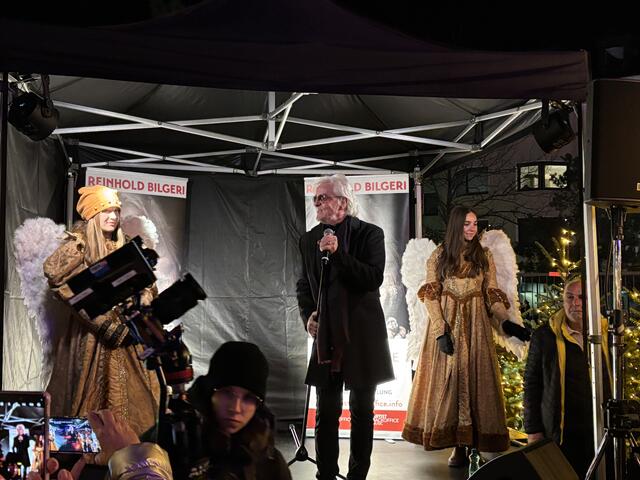 Reinhold Bilgeri sind zur Eröffnung am Marktplatz | Foto: MeinBezirk