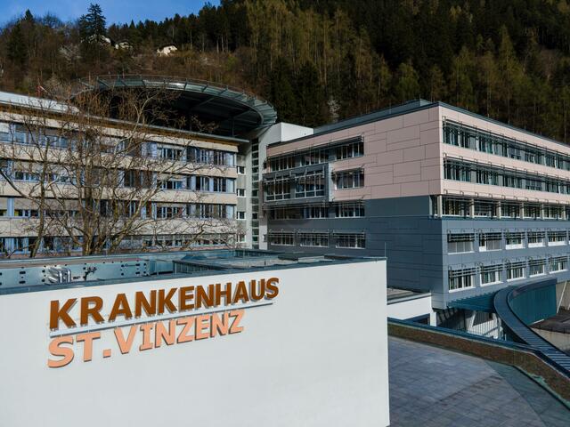 Die verletzte Pkw-Lenkerin und der verletzte Pkw-Lenker wurden ins Krankenhaus Zams gebracht. (Archivfoto) | Foto: Provisuals