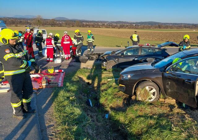Die beiden Fahrzeuglenker wurden unbestimmten Grades verletzt. | Foto: FF Mooskirchen